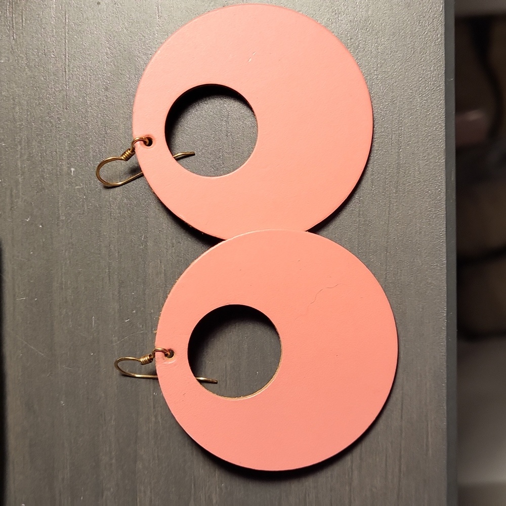 Excellent, like new condition Nickel and Suede Nova Earrings in Coral.